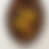 Perle ronde couleur curry en résine craquelée