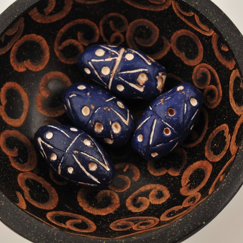 4 perles ovales en terre cuite bleu marine et blanc
