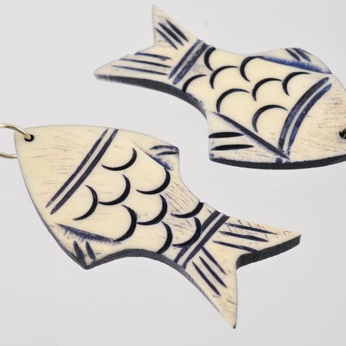 2 pendentifs poisson résine 60 mm