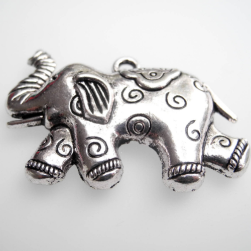 Pendentif éléphant en métal argenté