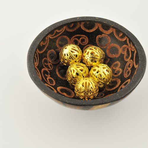 5 perles rondes dorées et filigranées 15 mm