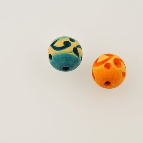 Perles en bois coloré et sculpté diamètre 12 mm