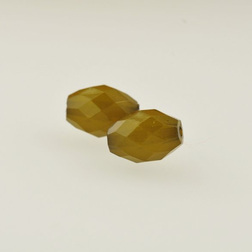 2 perles forme olive en  résine facettée couleur kaki