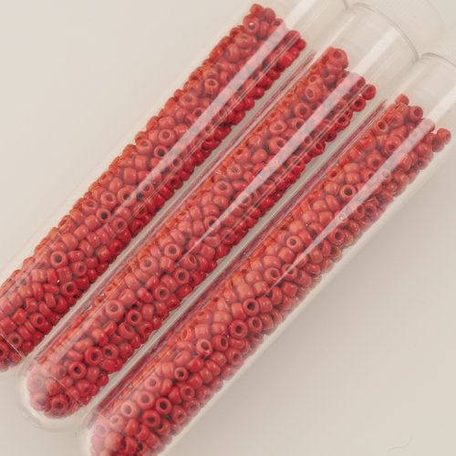 Lot de 3 tubes de perles de rocailles rouges.
