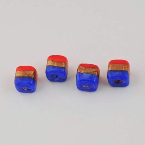 4 perles carrées rouges, pailletées et bleues
