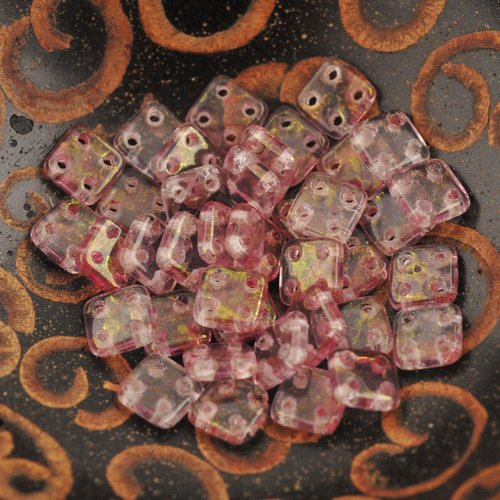 36 perles carrées rosées 4 trous