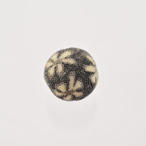 Perle ronde grise décorée fleur 18 mm