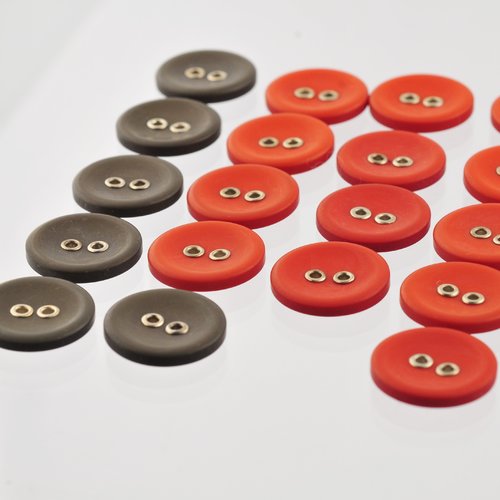 18 boutons acrylique rouges et gris de 18 mm