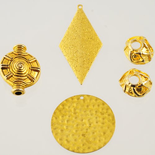 Assortiment de perles et pendentifs dorés