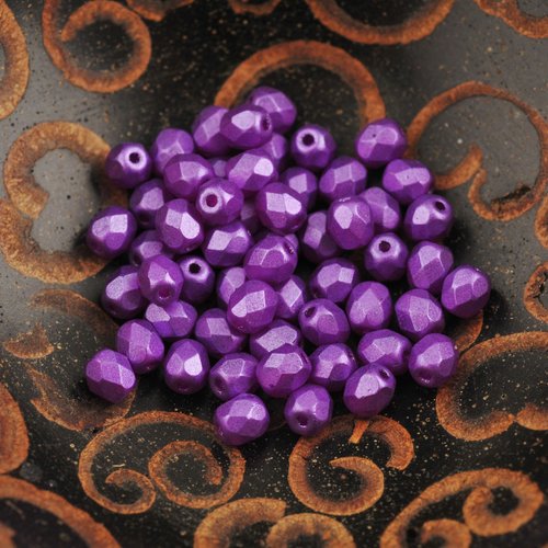 56 petites facettes violet métallisé de 4 mm