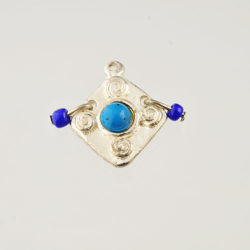 Breloque argentée avec cabochon turquoise