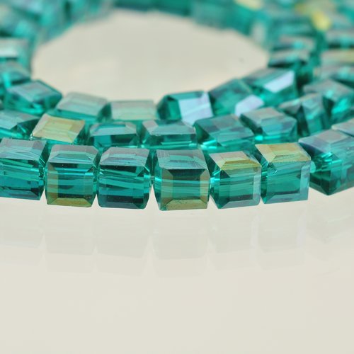 5 perles cubes en cristal couleur bleu zircon