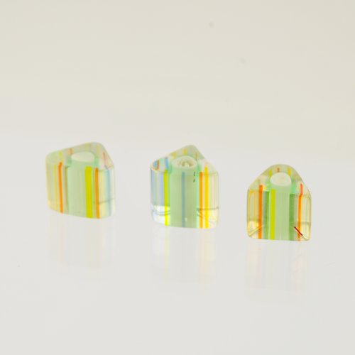 3 perles acrylique vert tendre rayées