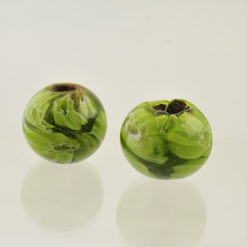 2 perles artisanales vertes décorées 17 mm