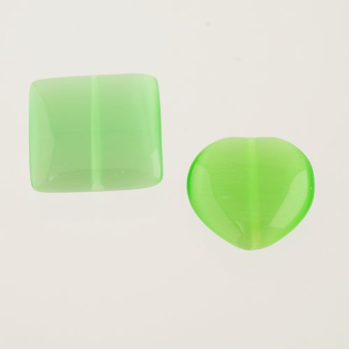 2 perles vertes forme carré et cœur