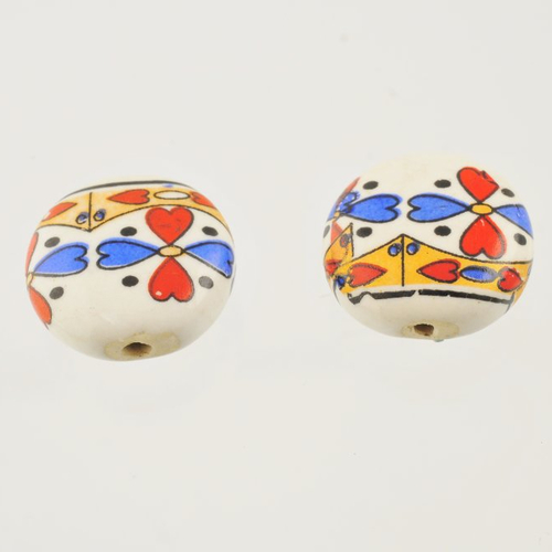 2 perles rondes plates décorées cœurs 25 mm