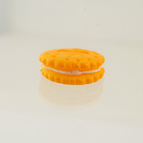 Pendentif biscuit fourré à la fraise en résine 25 mm