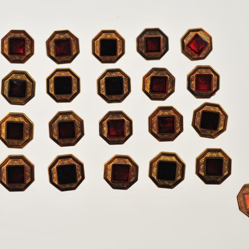 21 boutons cuivre et perles rouges