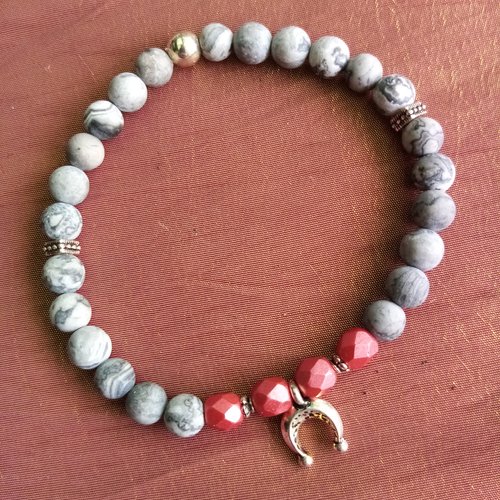 Bracelet perles 6 mm jaspe grise breloque naja navajo