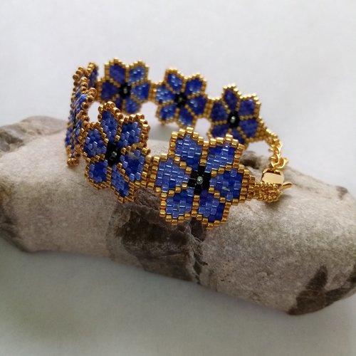 Bracelet  nouvelle collection "c'est toujours le printemps" fleurs bleues tissé à la main perles miyuki