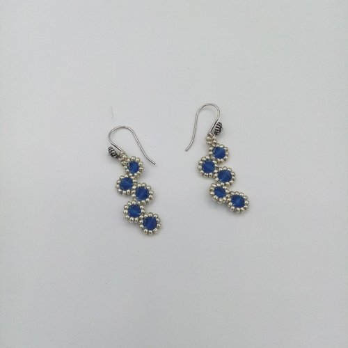 Boucles d'oreilles pendantes argentée et bleue perles de rocailles perles toupies en cristal préciosa