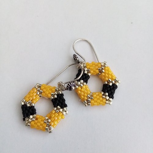 Boucles d'oreille hexagonale  perles miyuki tissées à la main jaune noir argenté