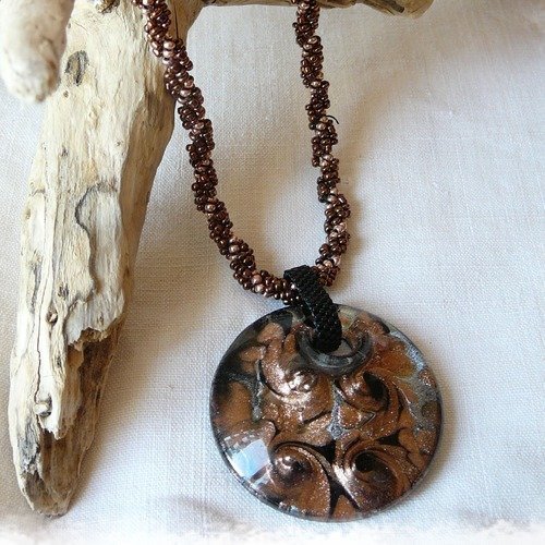 Collier en perles de rocailles tissées + pendentif noir et cuivre