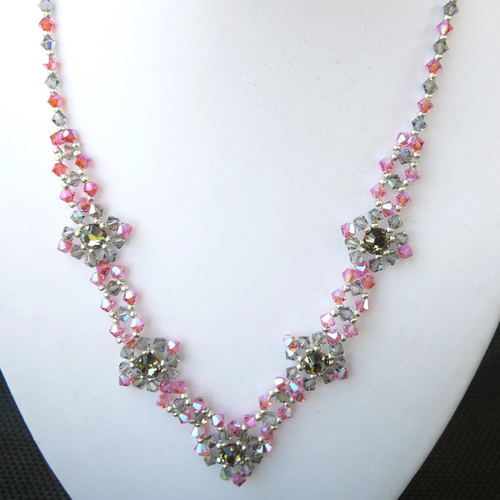 Collier avec perles grises et roses en  cristal de swarovski