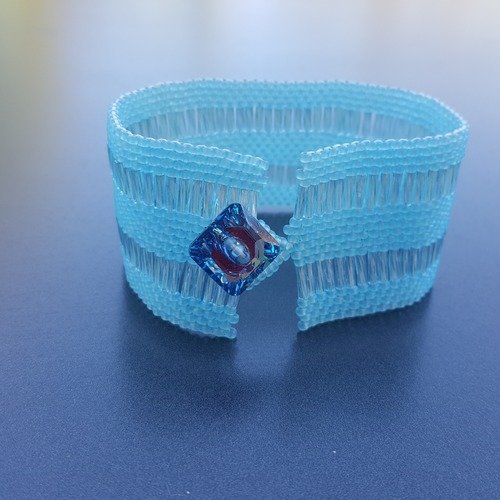 Bracelet manchette en perles rocaille bleues et bouton cristal de swarovski