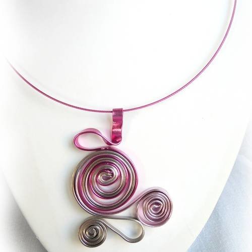 Collier pendentif en fil d'aluminium fuchsia, rose  et argenté