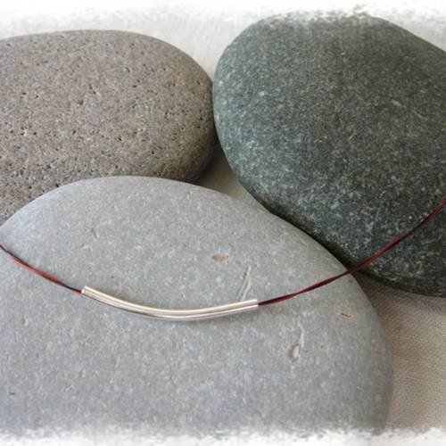 Collier fil cablé noir/rouge  avec une perle tube argentée
