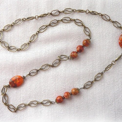 Collier / sautoir  en métal et perles orange 2