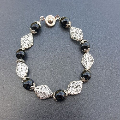 Bracelet argenté et perles naturelles d'agate noire