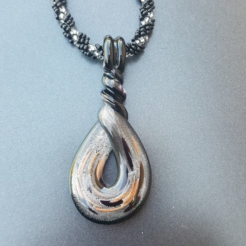 Collier en perles de rocailles tissées + pendentif noir/argent