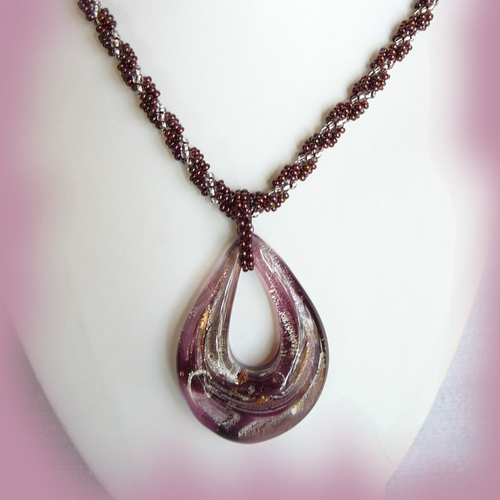 Collier en perles de rocailles tissées + pendentif violet