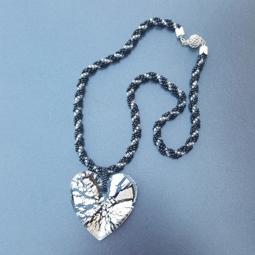 Collier en perles de rocailles tissées + pendentif coeur
