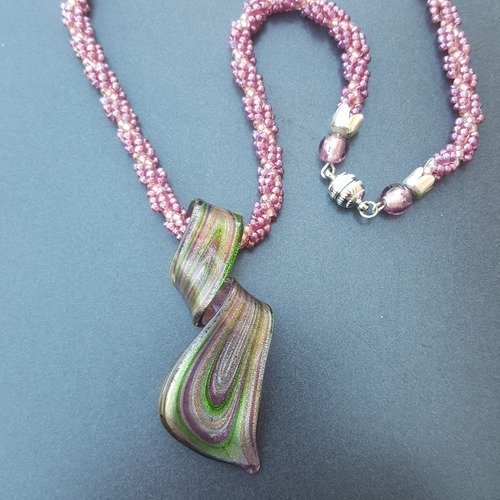 Collier en perles de rocailles tissées + pendentif amethyste torsadé