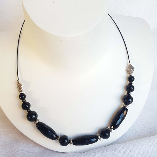 Collier sur cable avec perles naturelles d'agate noire