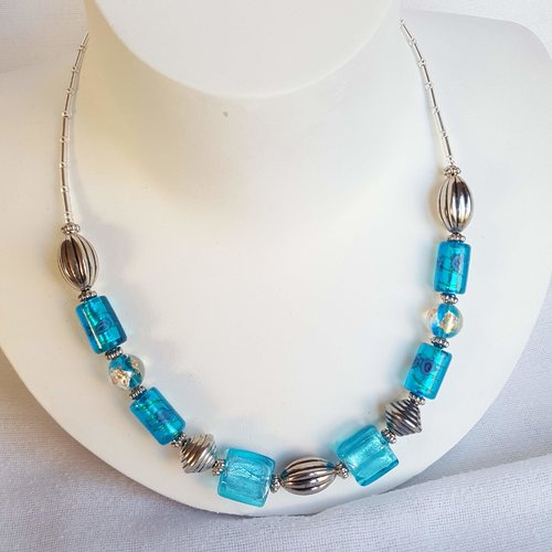 Collier  perles de verre bleues  et perles de rocaille