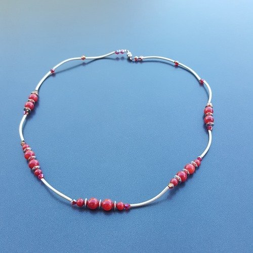 Collier avec perles naturelles  rouges et perles tubes