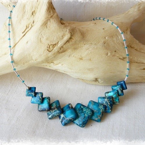 Collier ras de cou avec perles pierres de gemme bleues