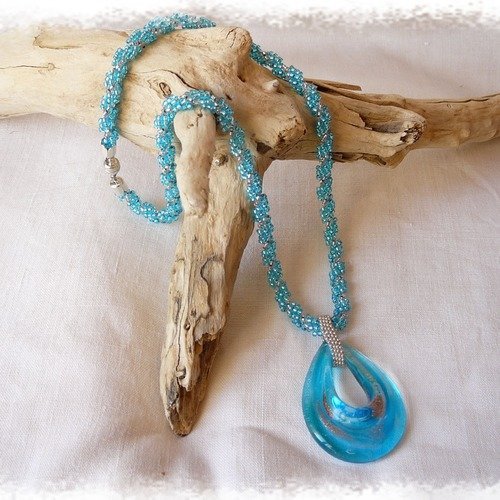 Collier en perles de rocailles tissées + pendentif  bleu