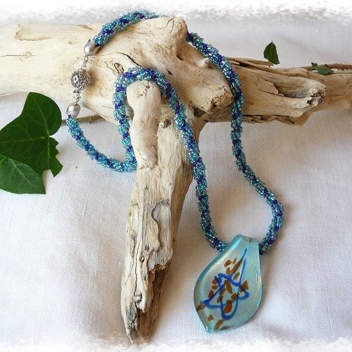 Collier en perles de rocailles tissées + pendentif  bleu