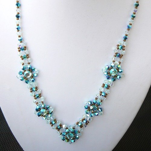 Collier avec perles bleues en  cristal de swarovski 