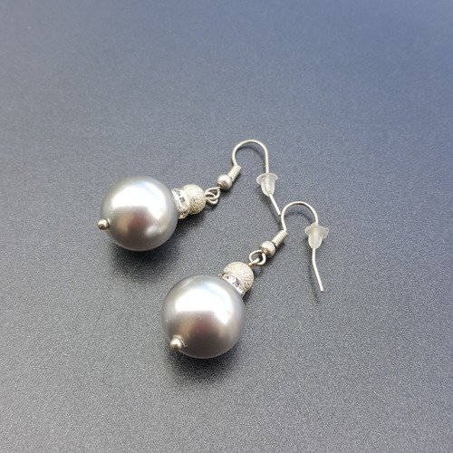 Boucles d'oreilles avec perles nacrées grises