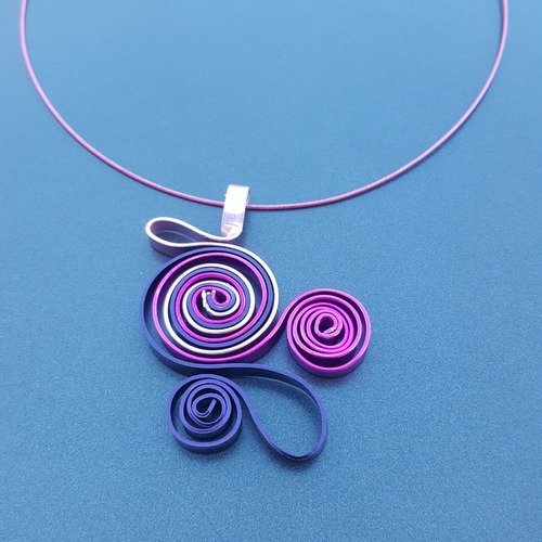 Collier pendentif en fil d'aluminium violet, fuchsia et rose