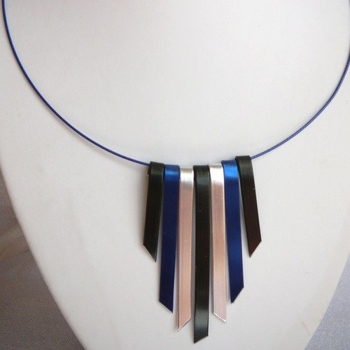 Collier pendentif en fil d'aluminium noir, argent et bleu
