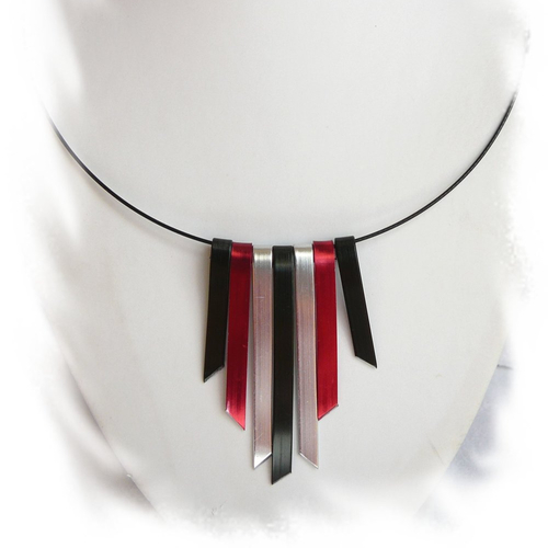 Collier pendentif en fil d'aluminium noir, argent et rouge