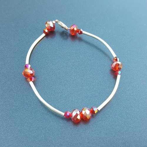 Bracelet avec  perles cristal rouge et perles tube métal