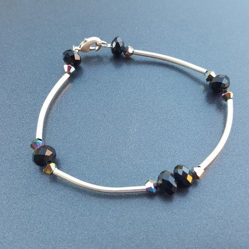 Bracelet avec  perles cristal noir et perles tube métal